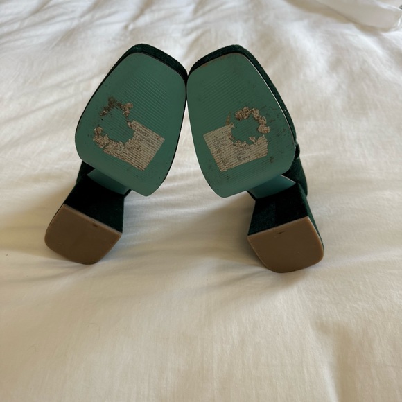 Betsey Johnson Emerald Green Velvet Platform Mary Jane Heels with Buckle 6 - Picture 4 of 4
